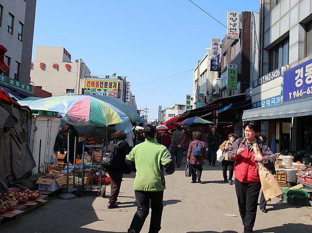 １つ目の角を左折すると生鮮食品中心の市場が始まります。