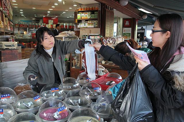 ハトムギ200ｇをお買い上げ～。お値段は4,000ウォン