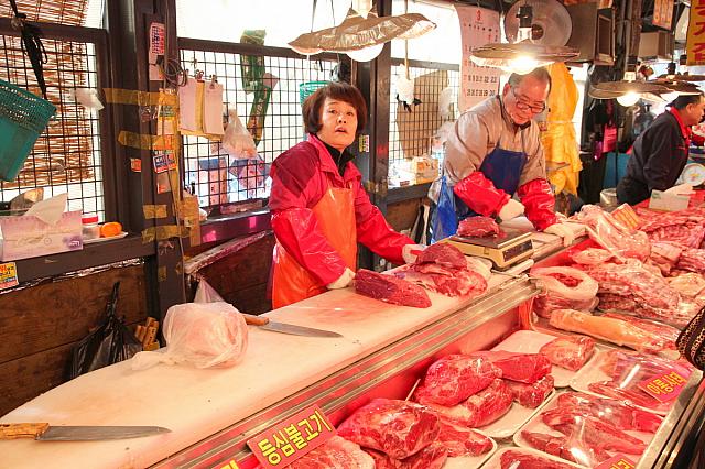 野菜や果物に比べれば少ないものの、精肉店もあります