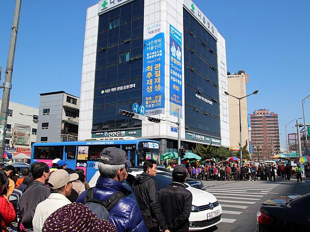 交差点の信号を渡ってそのまま真っすぐ進み、