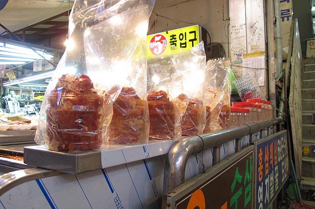 明太子が1キロの瓶＋はみ出しだ数百グラム分も合わせて1万ウォン。これはお得！