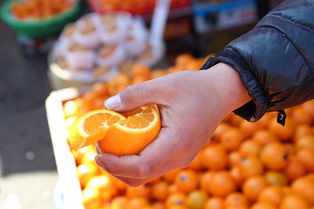 「ほれ、食べてみろ」と差し出してくれるアジョシ