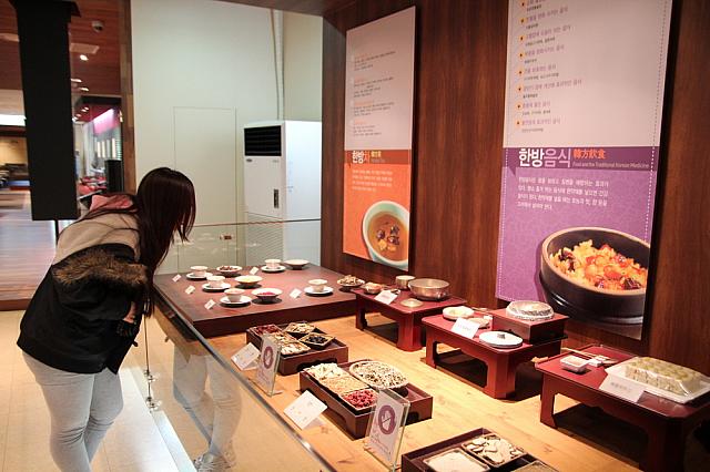 昔の食事の様子を見たり