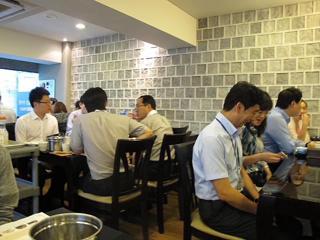 でも今日は特に人が多い様子！？そう、この時期になるとサムゲタンのお店はどこも混雑するんです。