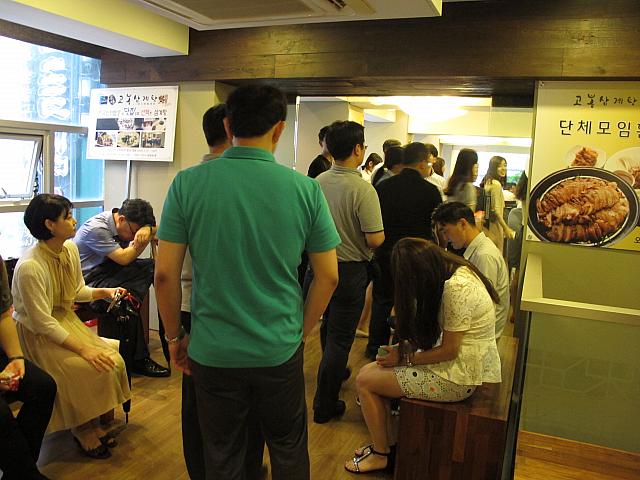 こちらは明洞（ミョンドン）にあるサムゲタン屋さん。お店の前にはすでに人がたくさん並んでいます！