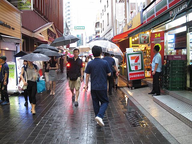 外は雨が降っていてすこしひんやり。雨は来週の頭まで続くようです。でもサンゲタンのおかげで体はポカポカ！みなさんも夏バテの時にはサンゲタンを食べてみてはいかがですか？