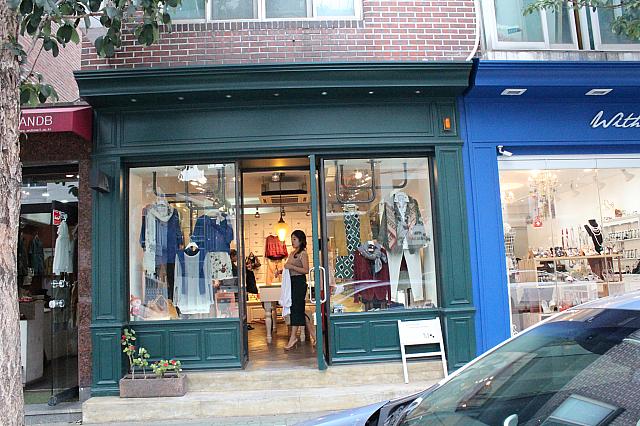 淵のグリーンの色がとってもきれい！！このお店は落ち着いた服が並んでいるので、年上のオンニたちとも一緒にショッピングできそう＾＾
