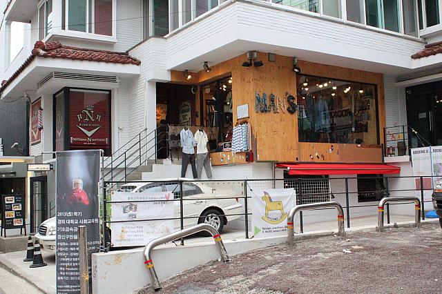 男性のお洋服のお店もありますよ！