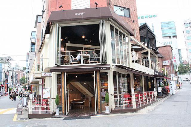 ２階建ての建物が目を引く「CAFE ORGANIC」