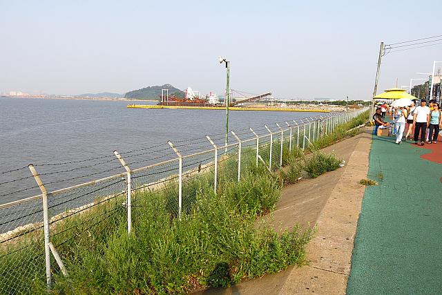 右手には海