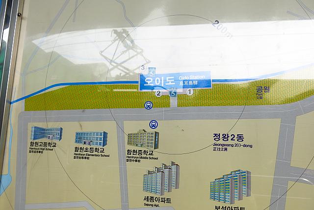 バス停は２番出口のすぐ近く