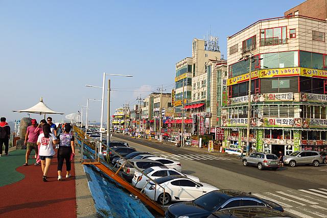 道路のほうはやっぱり海鮮食堂だらけ！