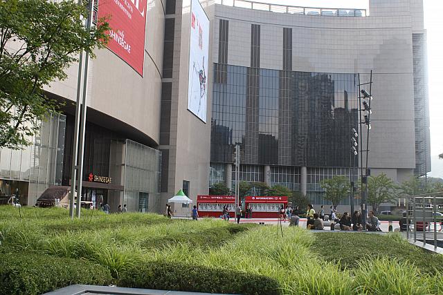 新世界センタムシティーデパートの入り口は映画祭のチケット売り場も。