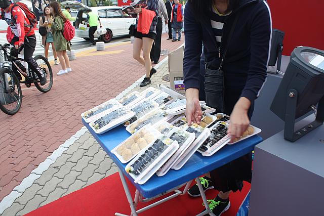 街のあちこちにはキンパッなどの軽食の販売も！