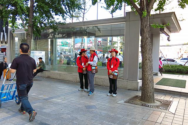 街角観光案内人の方たちもいました。
