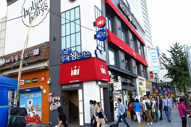 グッドモーニングシティーの横のこのビルの２階、チムタク屋さんか何かでしたよね？？カフェになったんだー。