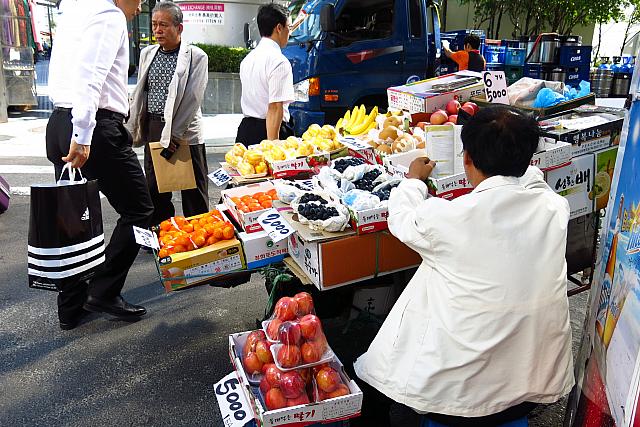 秋の果物売ってます。