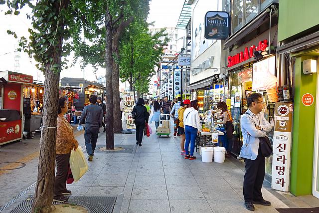 ミリオレ前とハローapm前をつなぐ歩道も露店１個分くらいずつ広く。