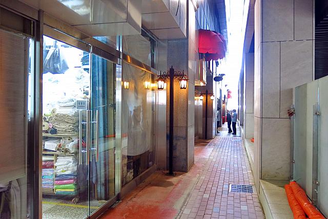 とっても細い路地です。