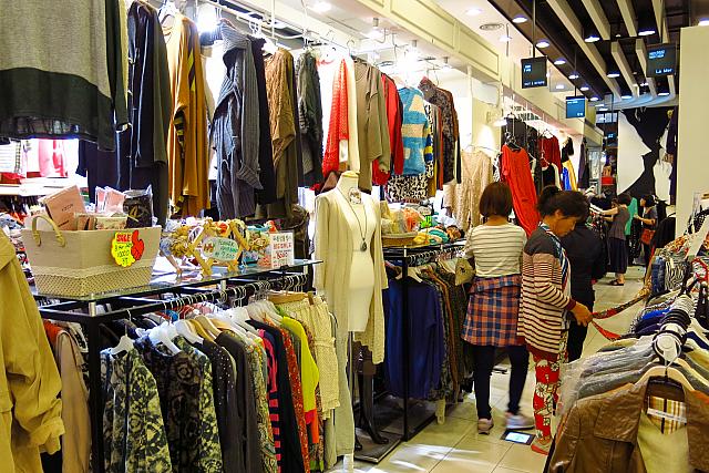 １階はそれなりにお店が入っています。