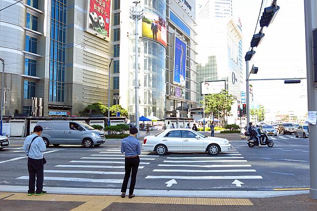 この横断歩道！これで、他のファッションビルとの行き来も楽々です。