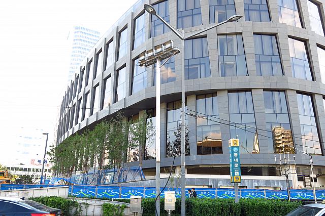 地下鉄１・４号線トンデムン（東大門）駅８番出口と９番出口の真ん前！