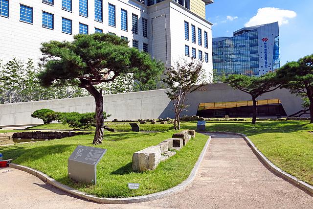 「東大門運動場記念館」裏は、すっかりキレイに整備された公園に。遺跡もあります。