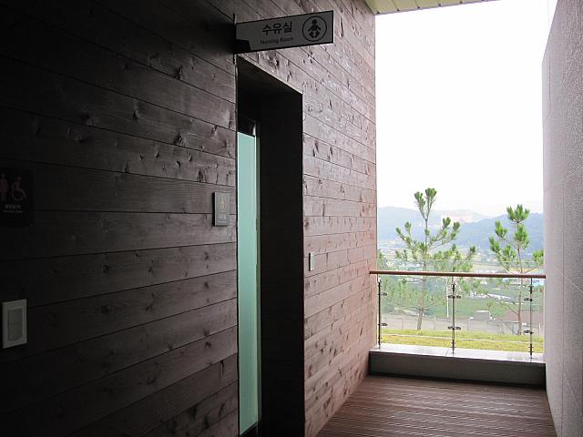 男女トイレの横にひっそりとある