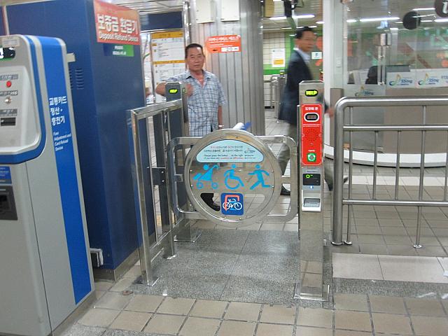 改札にあるベビーカーも通れる広い通路