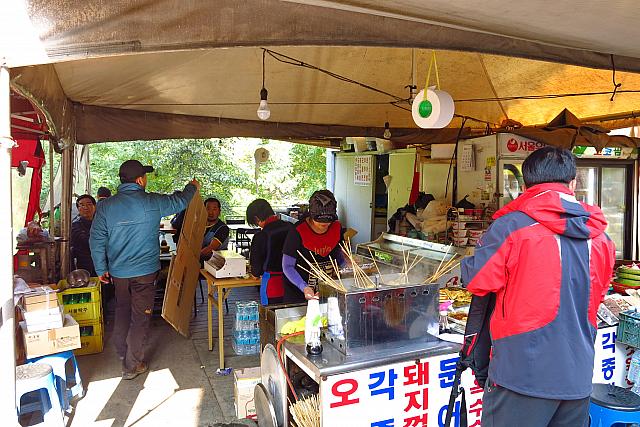 屋台では中でもいただけます。