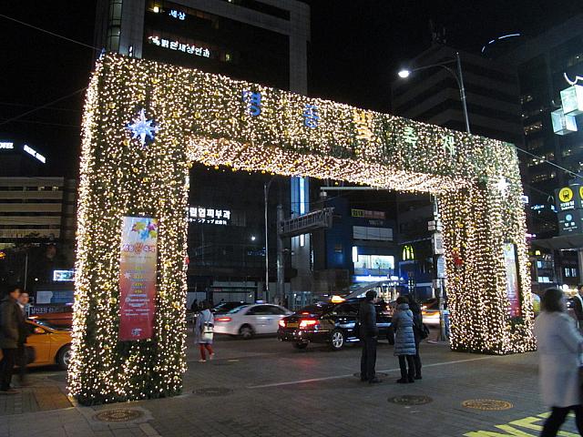 地下鉄明洞駅６番出口を出たところには明洞光祭りと書かれた門が登場！
