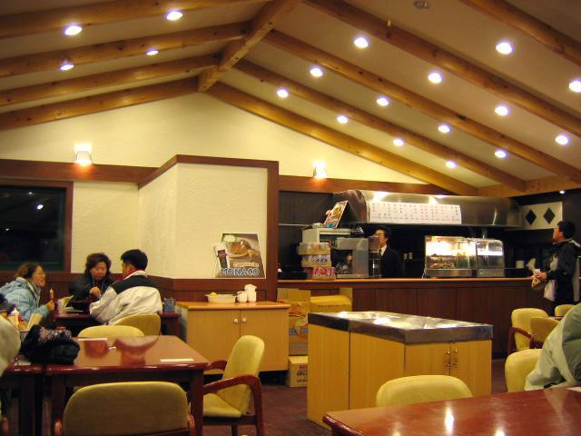 室内で温まって充電！
