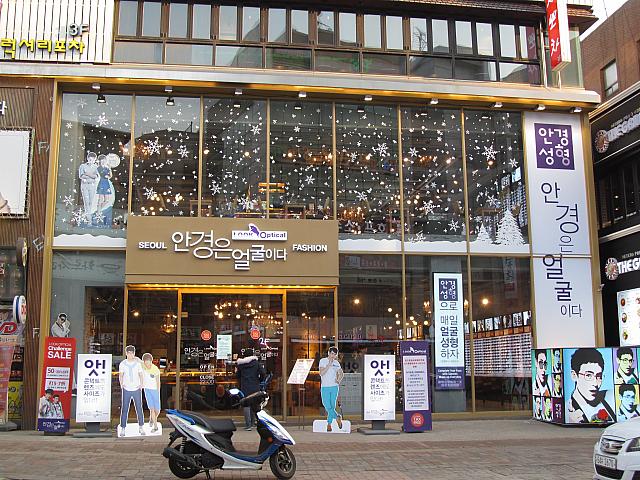 メガネ屋さん「LOOK Optical」はリニューアルし明るい雰囲気に！
