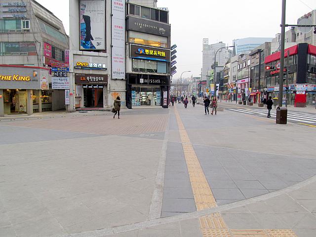 U-PLEX前にあったごちゃごちゃした感じの横断歩道がなくなり歩道に