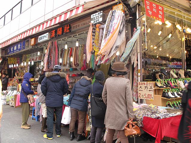 こちらは春の新製品のスカーフ。色が春っぽい＾＾春のものがいろいろ並び始めた南大門市場。春はいつくるのかな～？