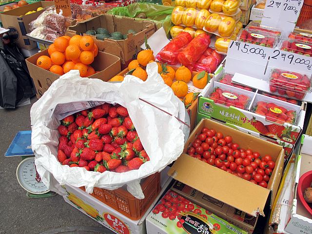 おいしそうなイチゴもたくさん！これは量り売りなのかな？