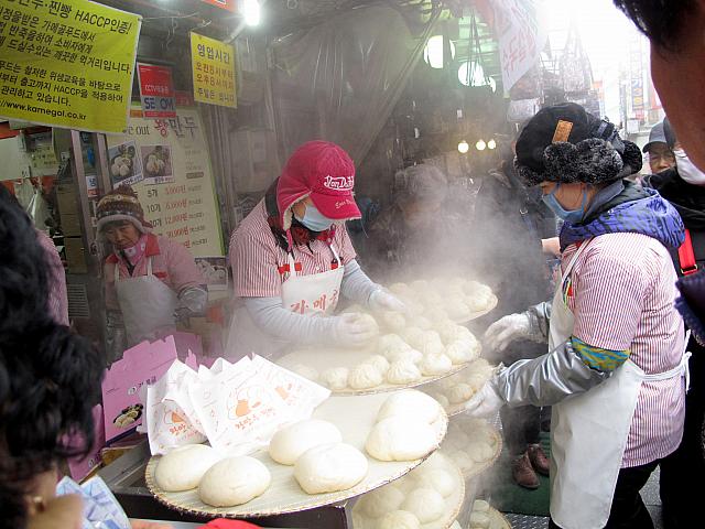 行列ができていたコチラはマンドゥ（肉まん）。あったかそうな湯気にそそられます。