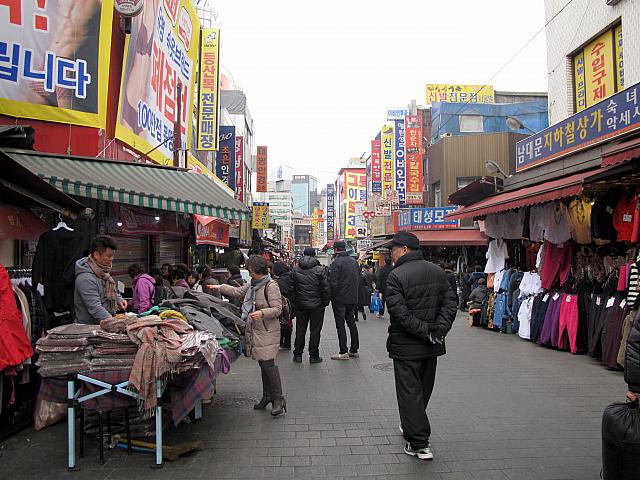今日も昨日に引き続きちょっと寒く、なんと雪がちらつくこともあるほど！ですが、南大門市場にはいつも通りたくさんの人が。