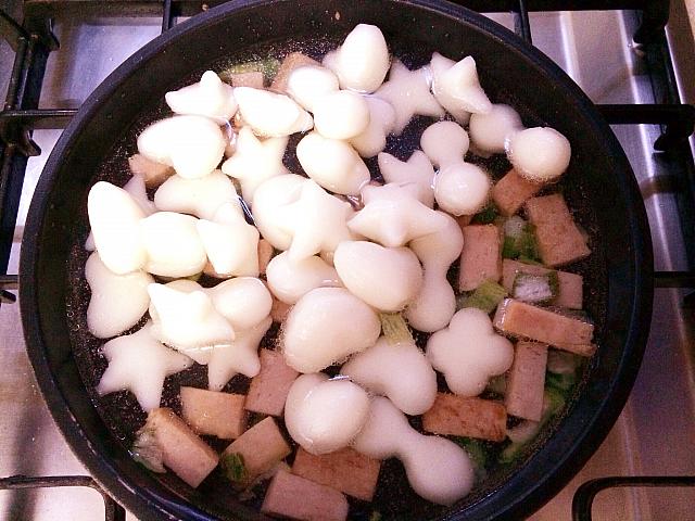 水で洗ったトック、水、ネギを入れて火にかける。