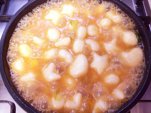 沸騰してきたらコチュジャンとお味噌と砂糖をよく溶かして入れ、時々混ぜながら焦げないように煮る。