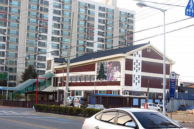 あの教会らしきところも、昔の建物っぽい。倉庫？