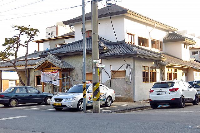 立派そうな古い建物を改装中。カフェか何かになるのかな？？
