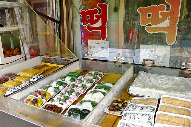 んー、こっちのカラフルなお餅は美味しそう。って、ついつい食べ物ばかりに目をひかれちゃうなあ＾＾；