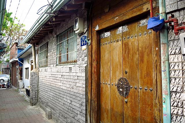 古いけど立派な門のお家も。このタイムスリップしたような路地は、地下鉄6号線ポムン(普門)駅5番出口を出た右側界隈にあります！
