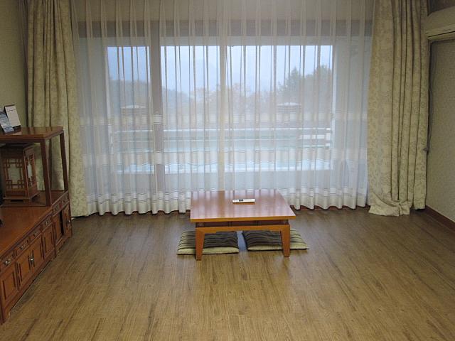 ベッドがない分広々と使えて便利なオンドル部屋