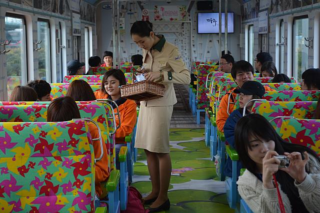 ツアー別の証明証を分ける乗務員さん