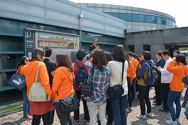 解説員の方に説明に聞き入る私たち　