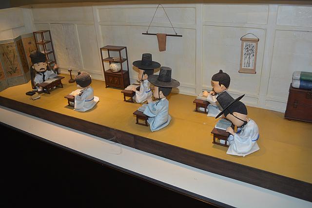 李珥が儒教を教えているシーン