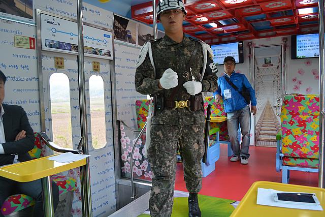 軍人さんが乗車人数を確認