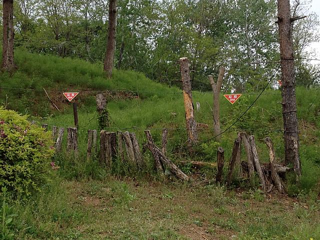 地雷注意の鉄線　
